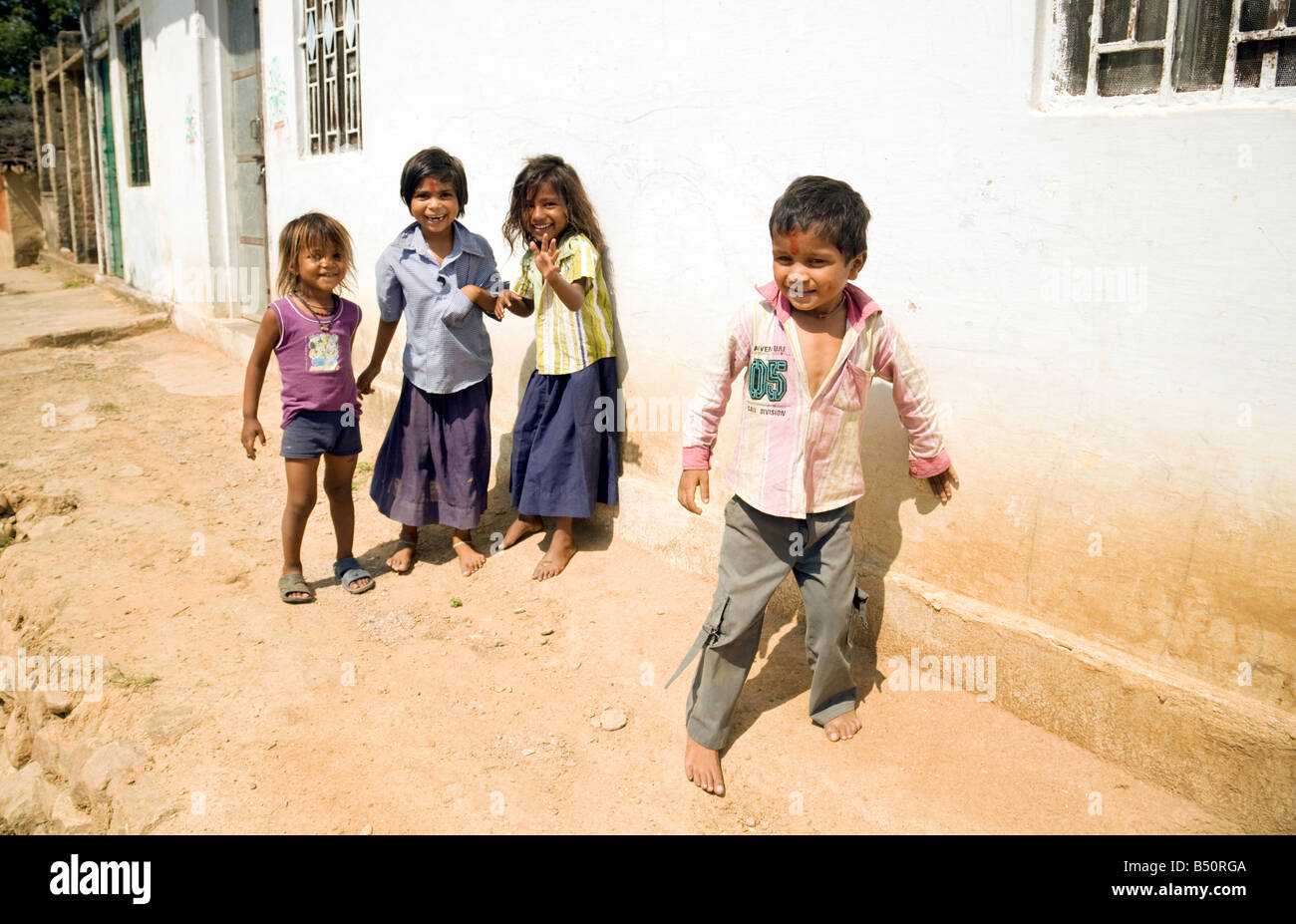 In India i bambini - quattro giovani indiani i bambini del villaggio, Rajasthan, India, Asia Foto Stock