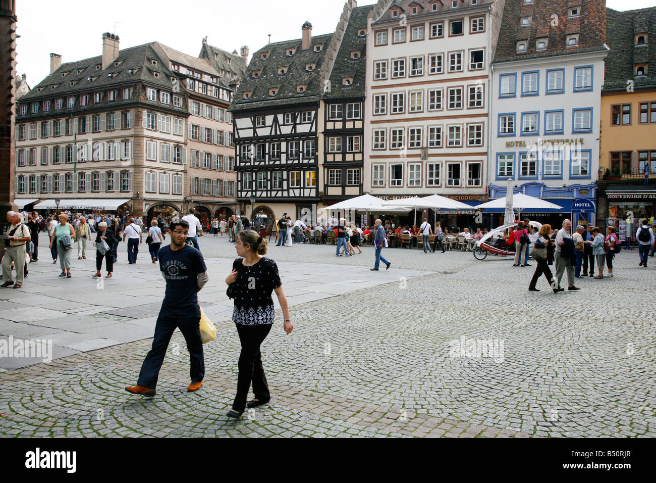 Sep 2008 - persone in piazza del Duomo nella parte vecchia di Strasburgo Alsace Francia Foto Stock