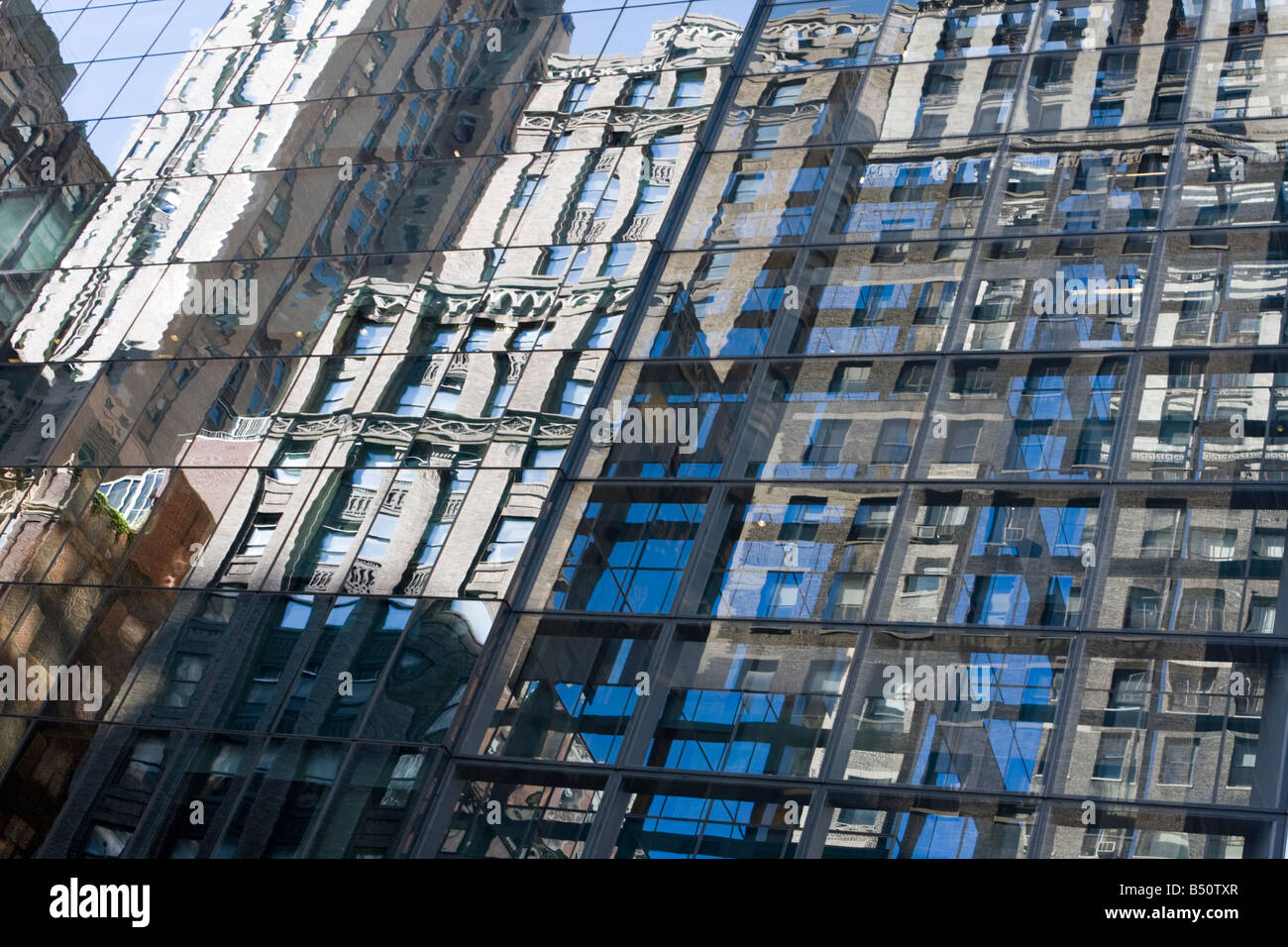 Vecchio edificio facciate riflessa da una nuova facciata di edificio Foto Stock