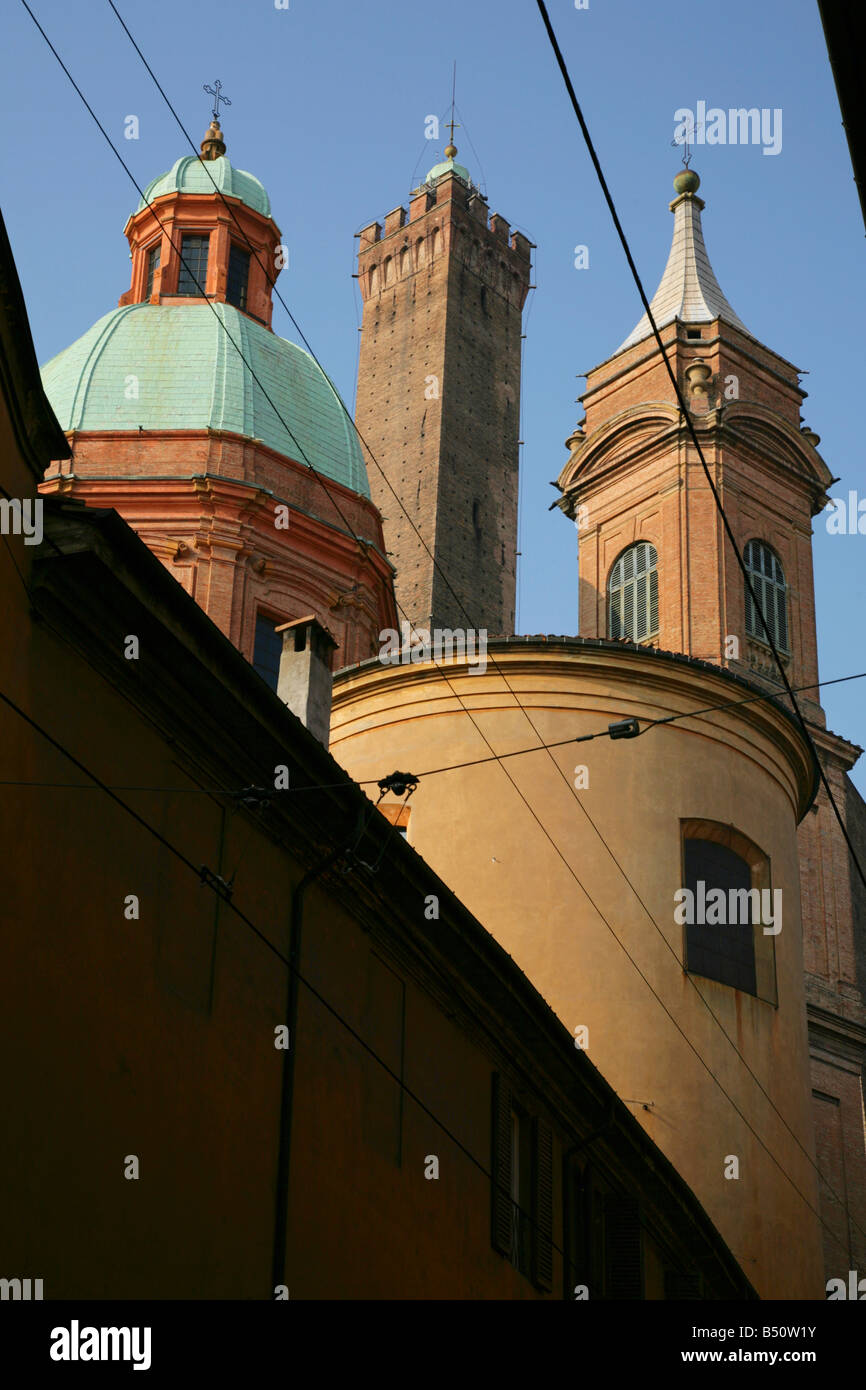 La cupola della chiesa di San Bartolomeo e Torre degli Asinelli, Bologna, Italia Foto Stock