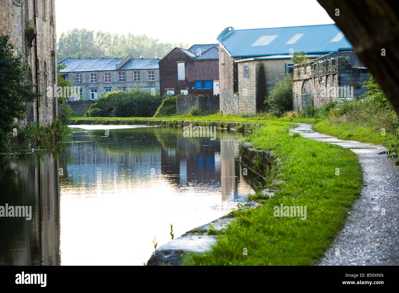 Edifici industriali a fianco del leeds liverpool canal Foto Stock