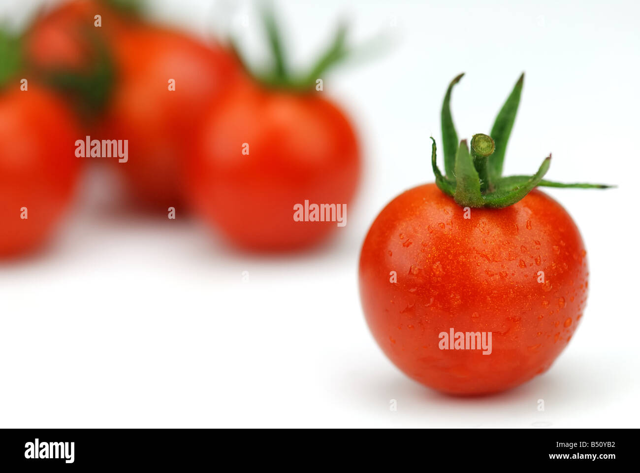 Pomodoro rosso frutto isolato su sfondo bianco Foto Stock