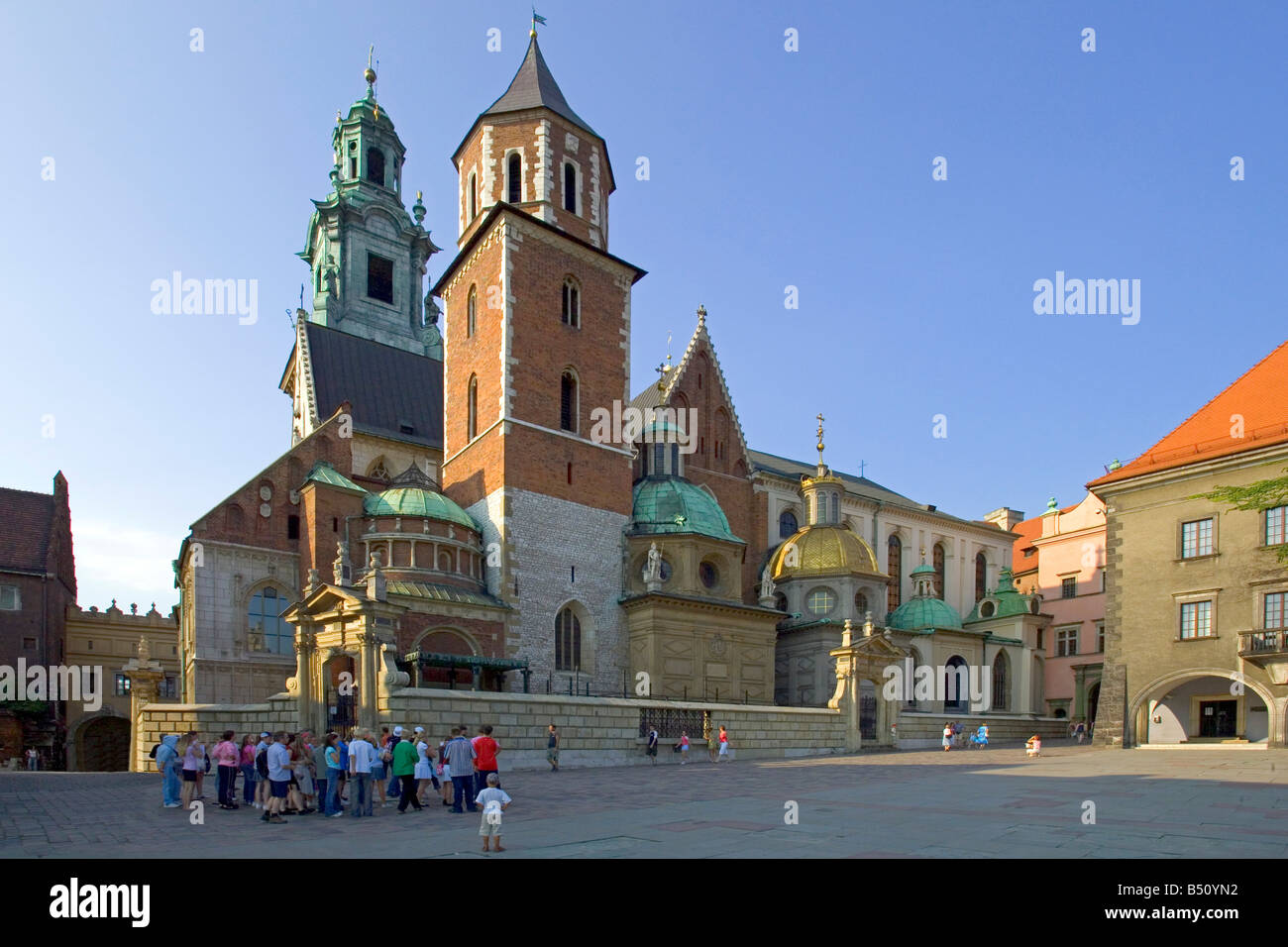 Un gruppo di turisti in visita alla Cattedrale di Wawel all'interno dei terreni del complesso del Wawel a Cracovia. Foto Stock