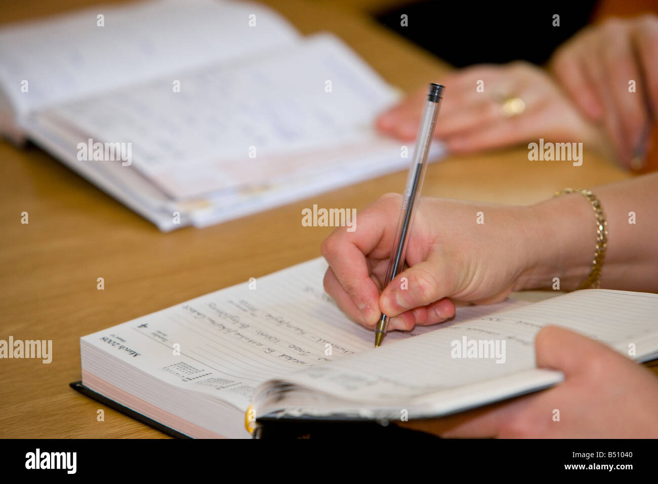 Lavoratori Sociali organizzando riunioni nel diario. Foto Stock