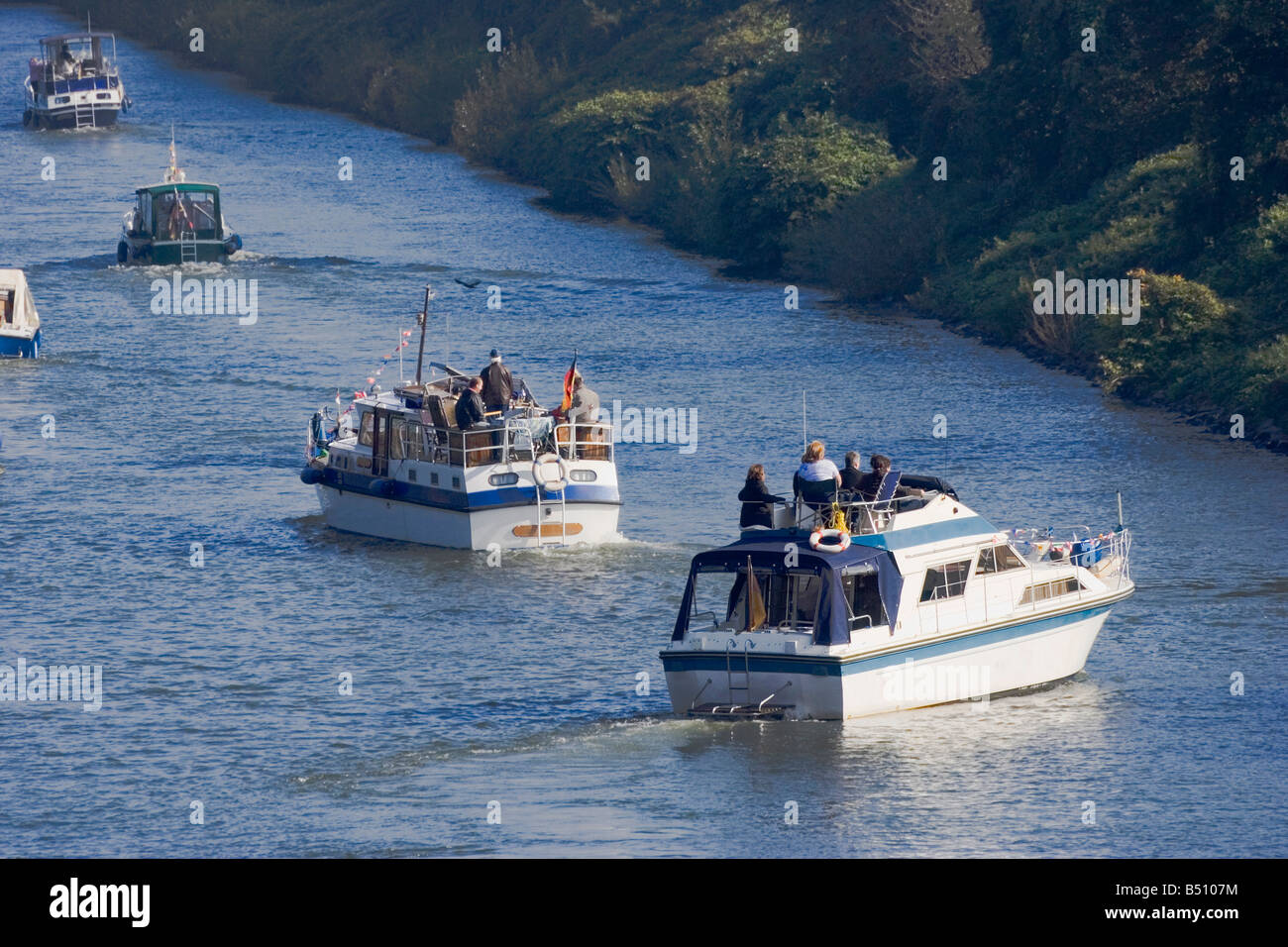Barche a motore su un canale nel weekend di Oberhausen Germania Adobe RGB Foto Stock