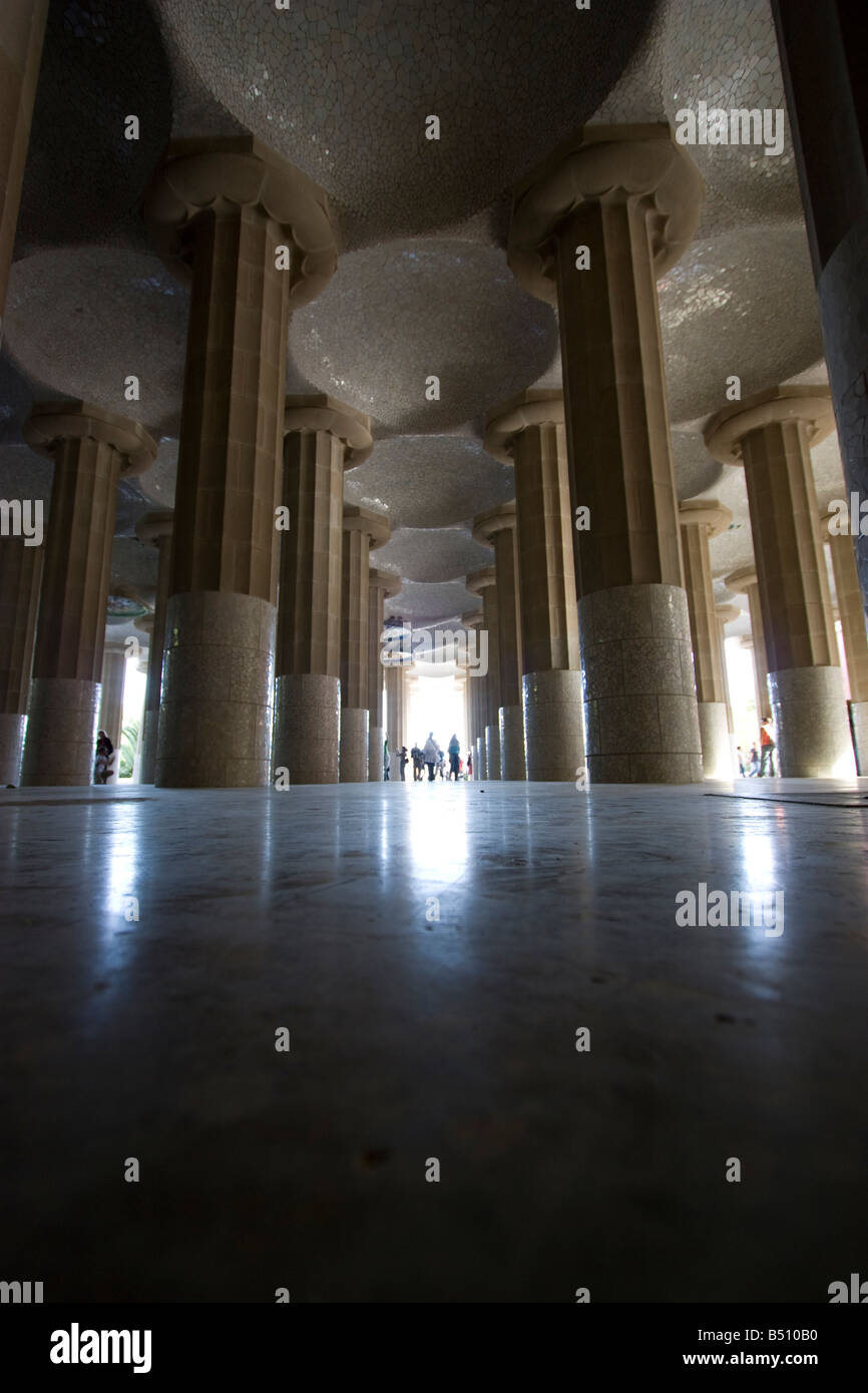 Parc Guell parco incaricato dal conte Güell a Goudi hall di un centinaio di colonne Barcellona Spagna Foto Stock