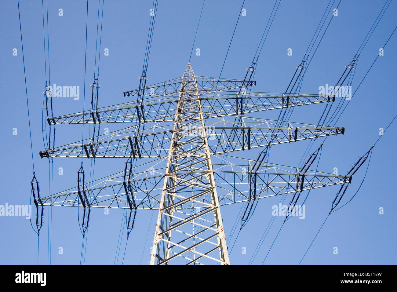 Elettricità solitario pilone contro un cielo blu Adobe RGB Foto Stock