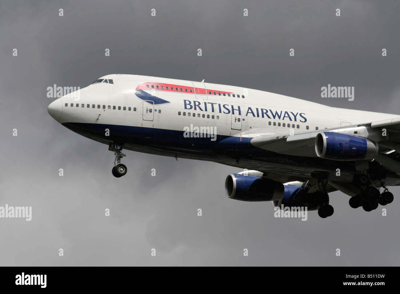 British Airways Boeing 747-400 aereo di linea sulla rotta di avvicinamento all'aeroporto di Heathrow Foto Stock