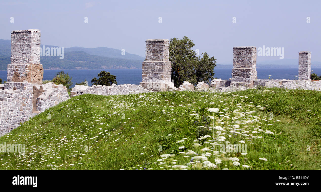 Il fort di Crown Point New York in estate con il lago Champlain e Vermont in distanza Foto Stock