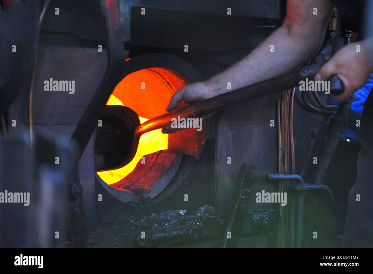 L'addensarsi di fuoco in un vecchio motore a vapore Foto Stock