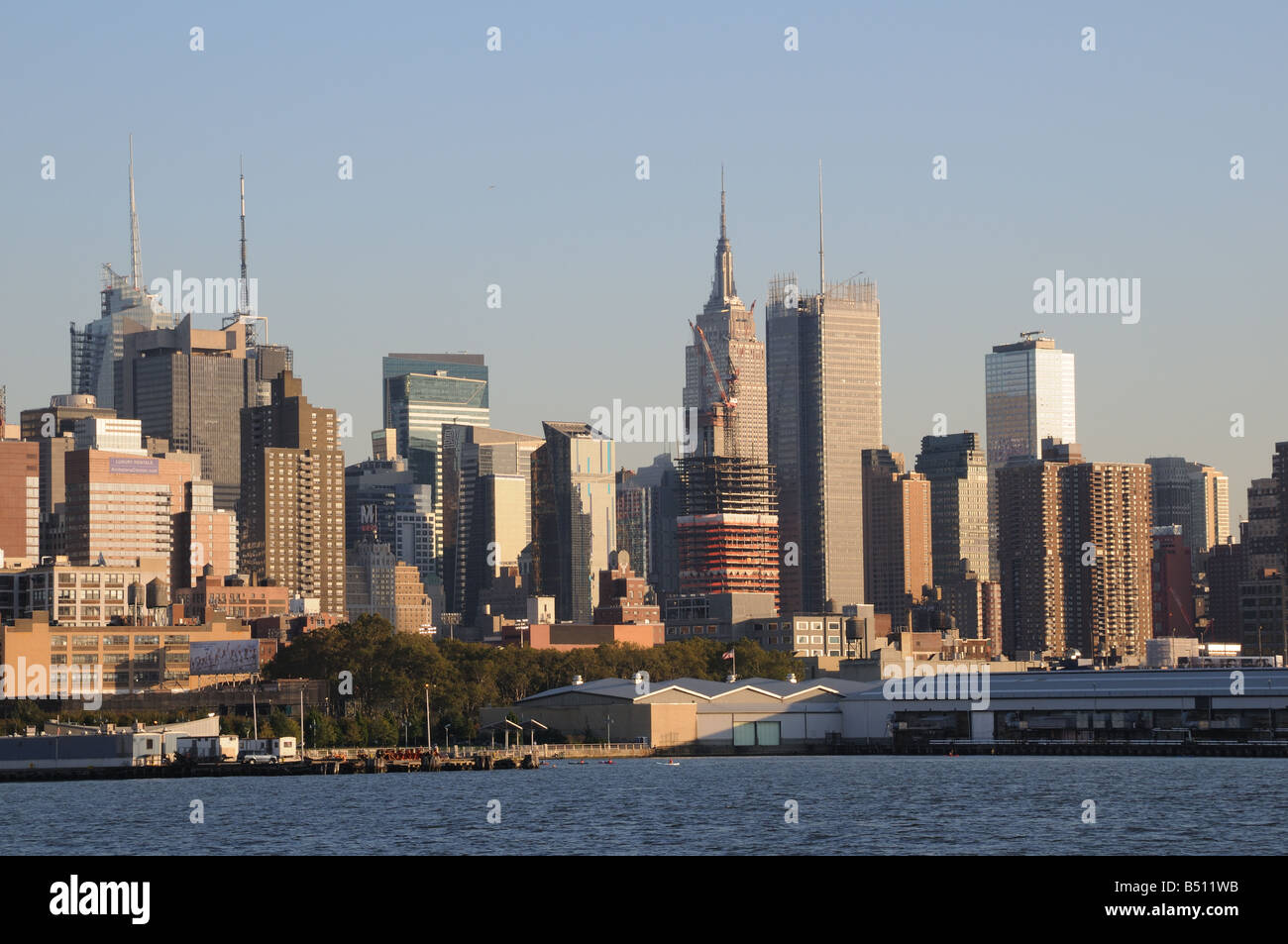 Lo skyline del centro cittadino di Manhattan con una vista dell'Empire State Building come si vede dal Fiume Hudson. Foto Stock