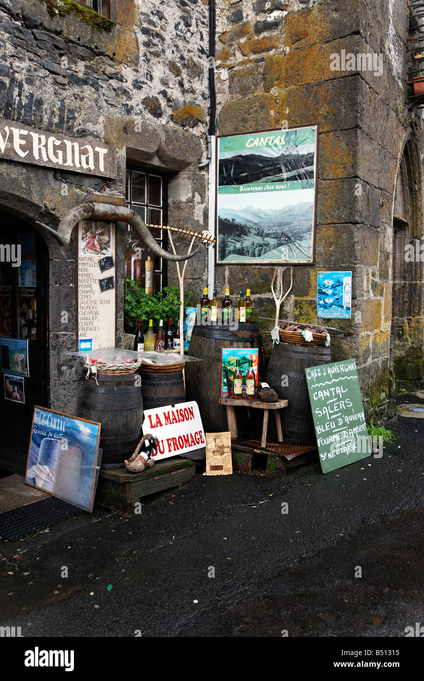 Un negozio nel villaggio di Salers, Francia Foto Stock