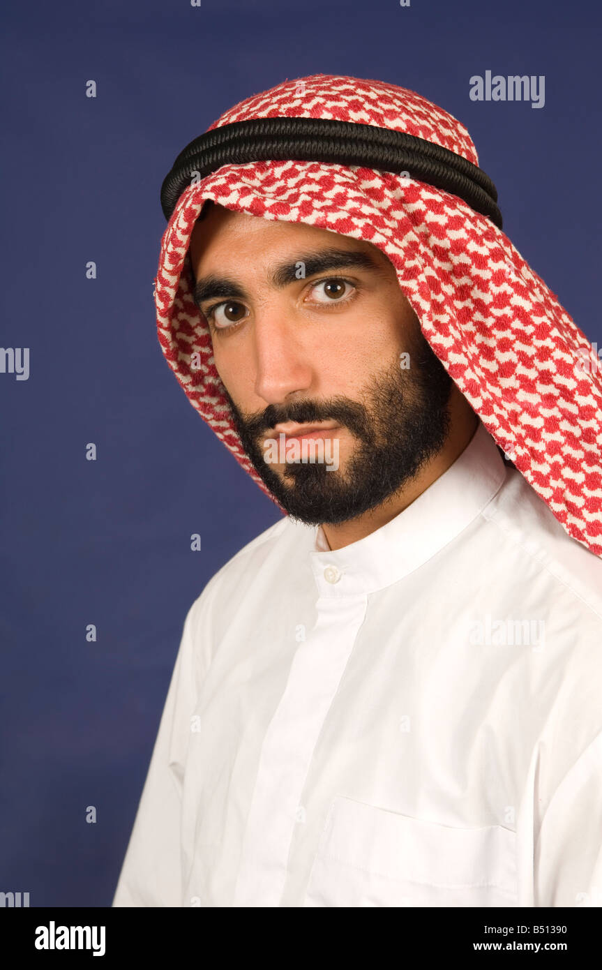 Grave Arabian uomo che indossa abiti tradizionali Foto Stock