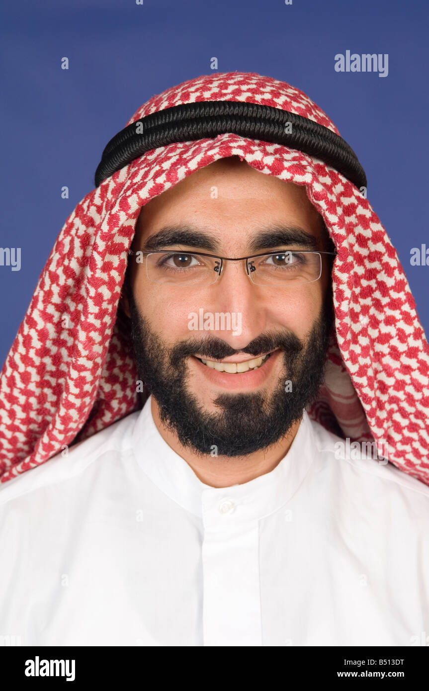 Arabian uomo con kaffiyeh agal e copricapo sorridente Foto Stock