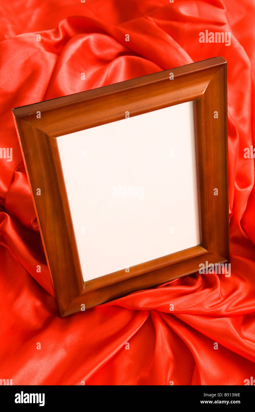 Foto di legno telaio su raso rosso Foto Stock
