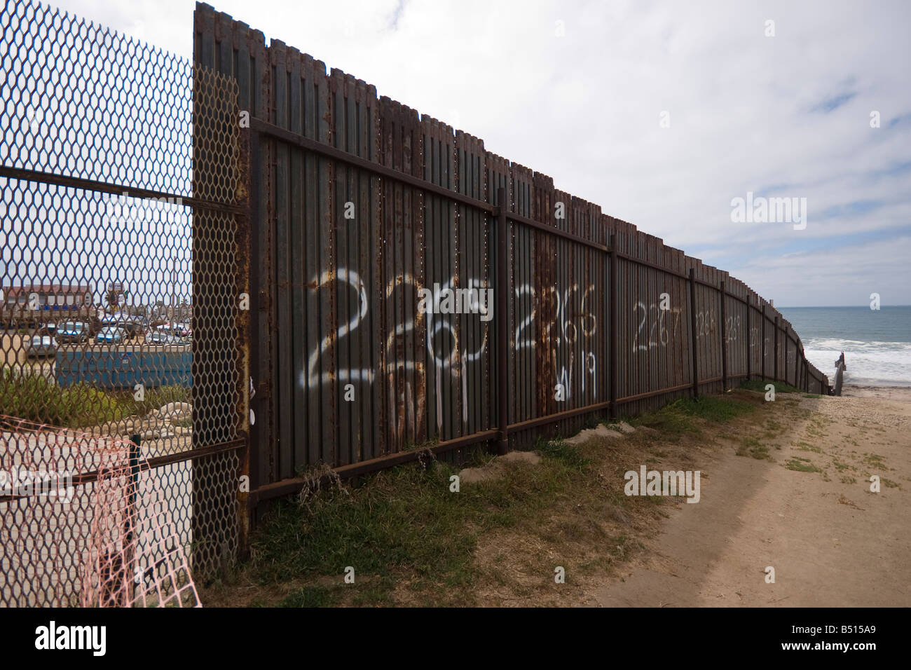 Una vista della frontiera internazionale tra gli Stati Uniti e il Messico in materia di confine del parco statale. Foto Stock