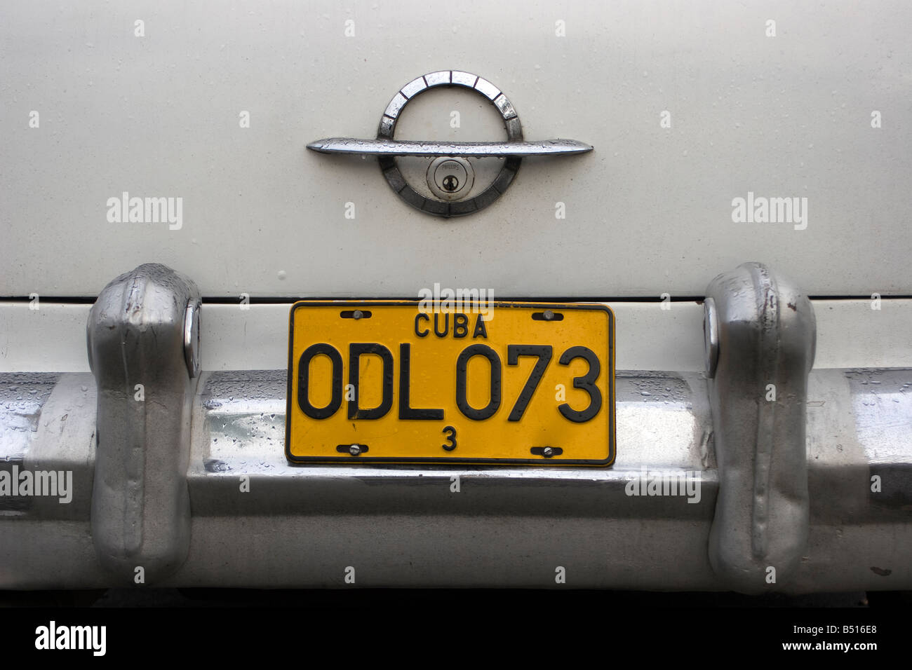 Vista ravvicinata di una targa di un vecchio iconica auto cubano Foto Stock