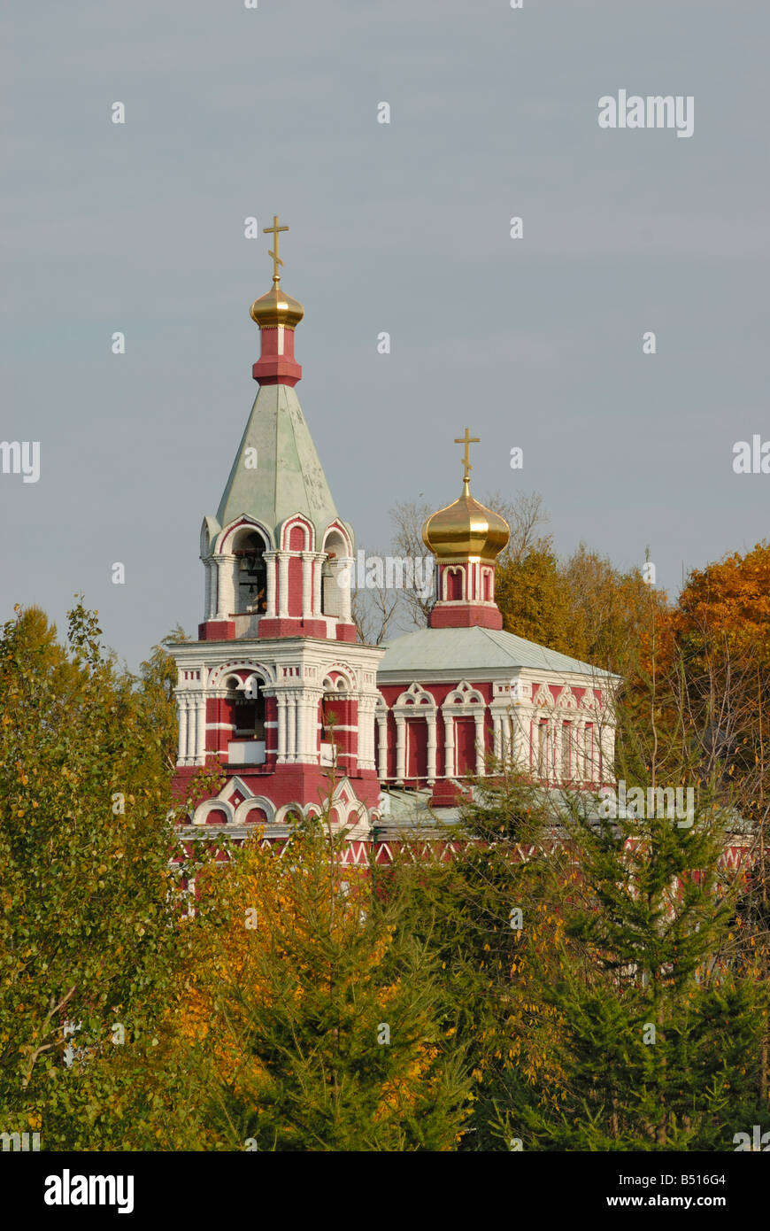 Chiesa russa ortodossa e autunno foresta intorno al Foto Stock