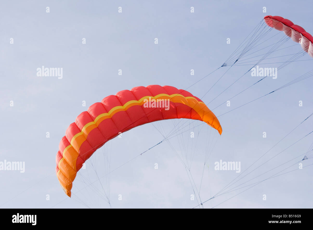 Due power aquiloni sul cielo - quasi una collisione Foto Stock