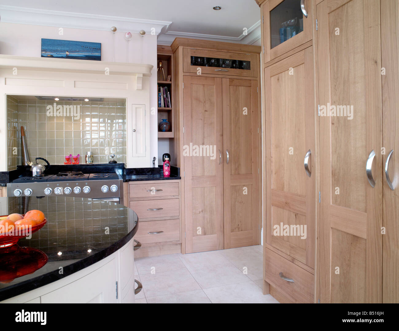 John Ladbury cucina in legno chiaro e bianco paint Foto Stock