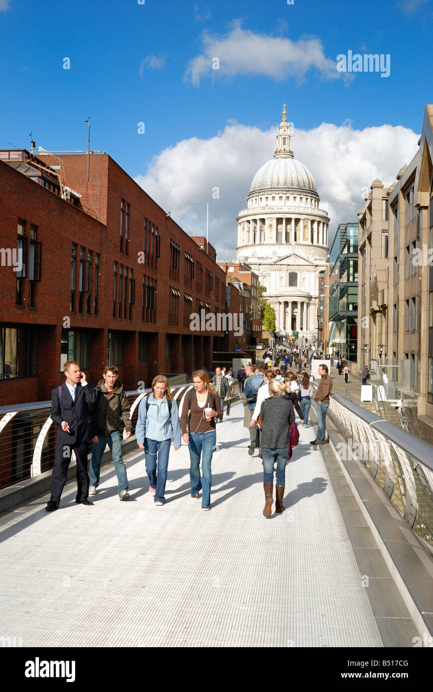 Walkers sul Millennium Bridge con St Pauls Cathedral in background Foto Stock