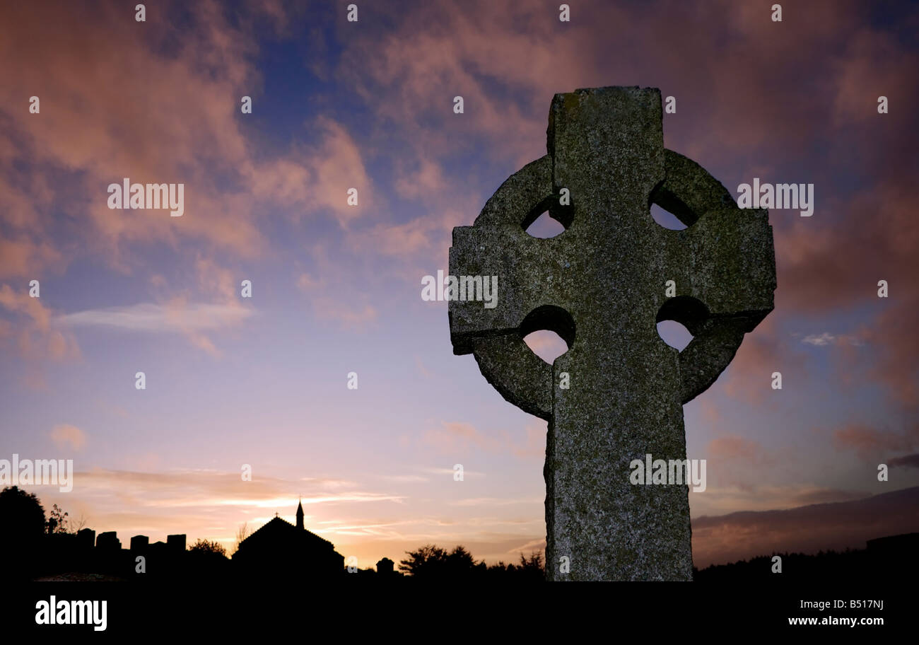 Chiesa stagliano al tramonto con croce celtica North Lanarkshire Scozia Scotland Foto Stock
