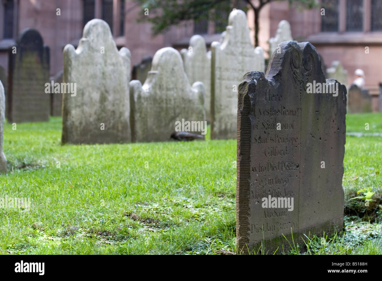 Le tombe sono visibili presso la chiesa della Trinità cimitero, accanto alla chiesa della Trinità, nel centro cittadino di New York. Foto Stock