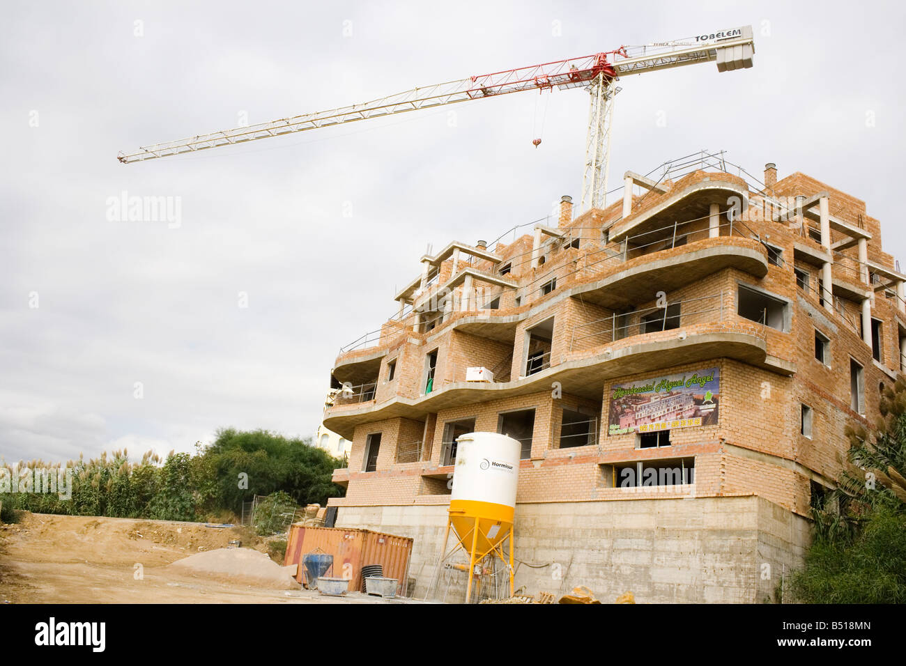 Gru e abbandonato il blocco di appartamenti precedentemente sotto costruzione Estepona Costa del Sol Malaga Spagna Foto Stock