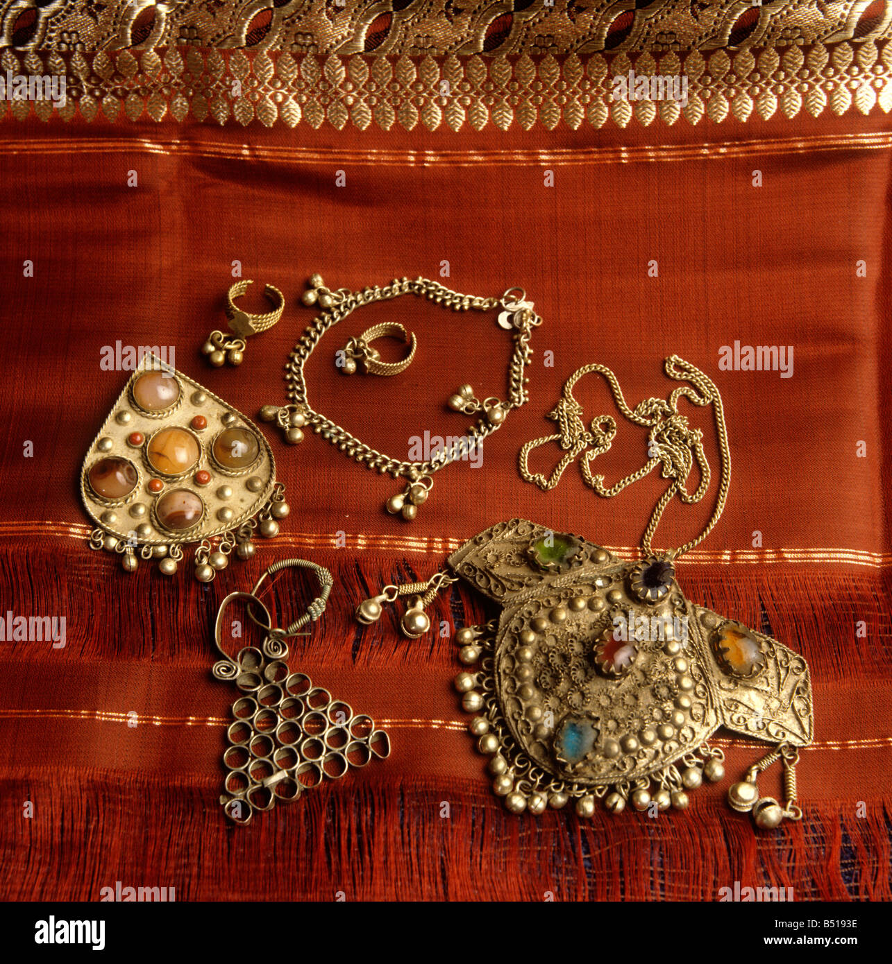 Artigianato Indiano sud gioielli indiani e Mysore sari di seta con oro  bordo ricamato Foto stock - Alamy
