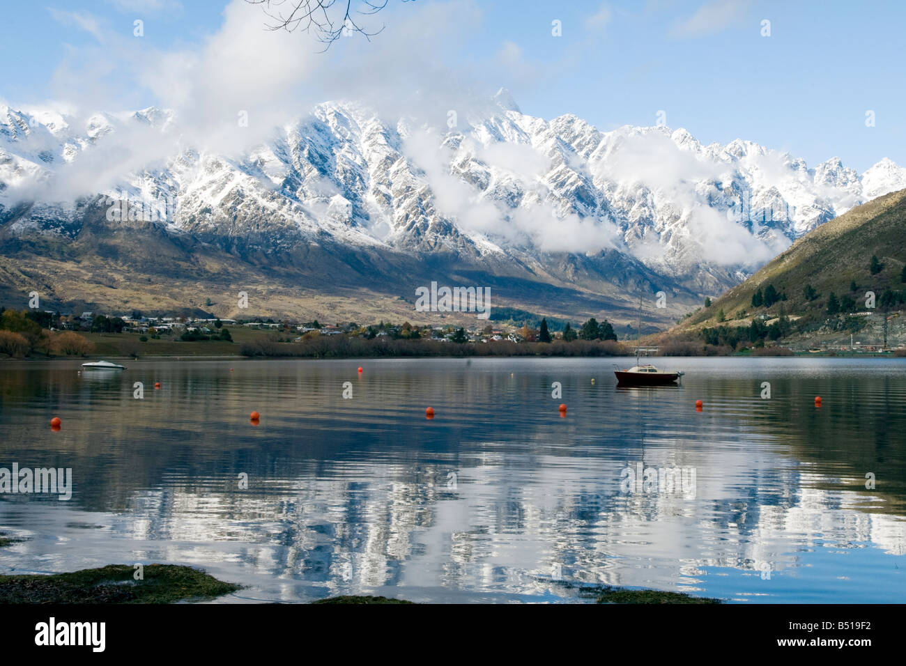 Prima neve su "Il Remarkables' riflessa nel lago Wakatipu, Queenstown, NZ Foto Stock