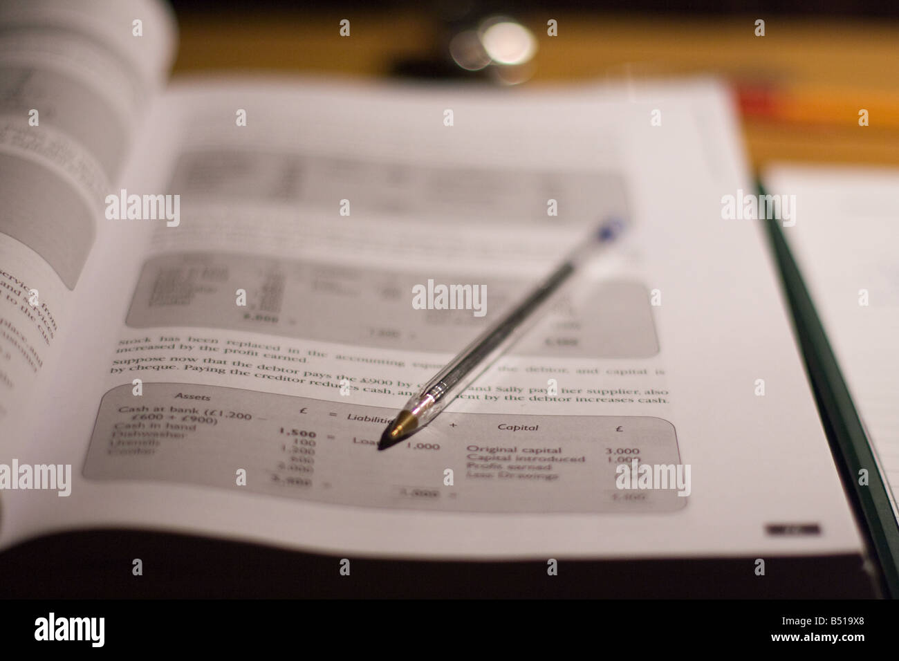 Un open studio contabile di un libro di testo con la penna Foto Stock