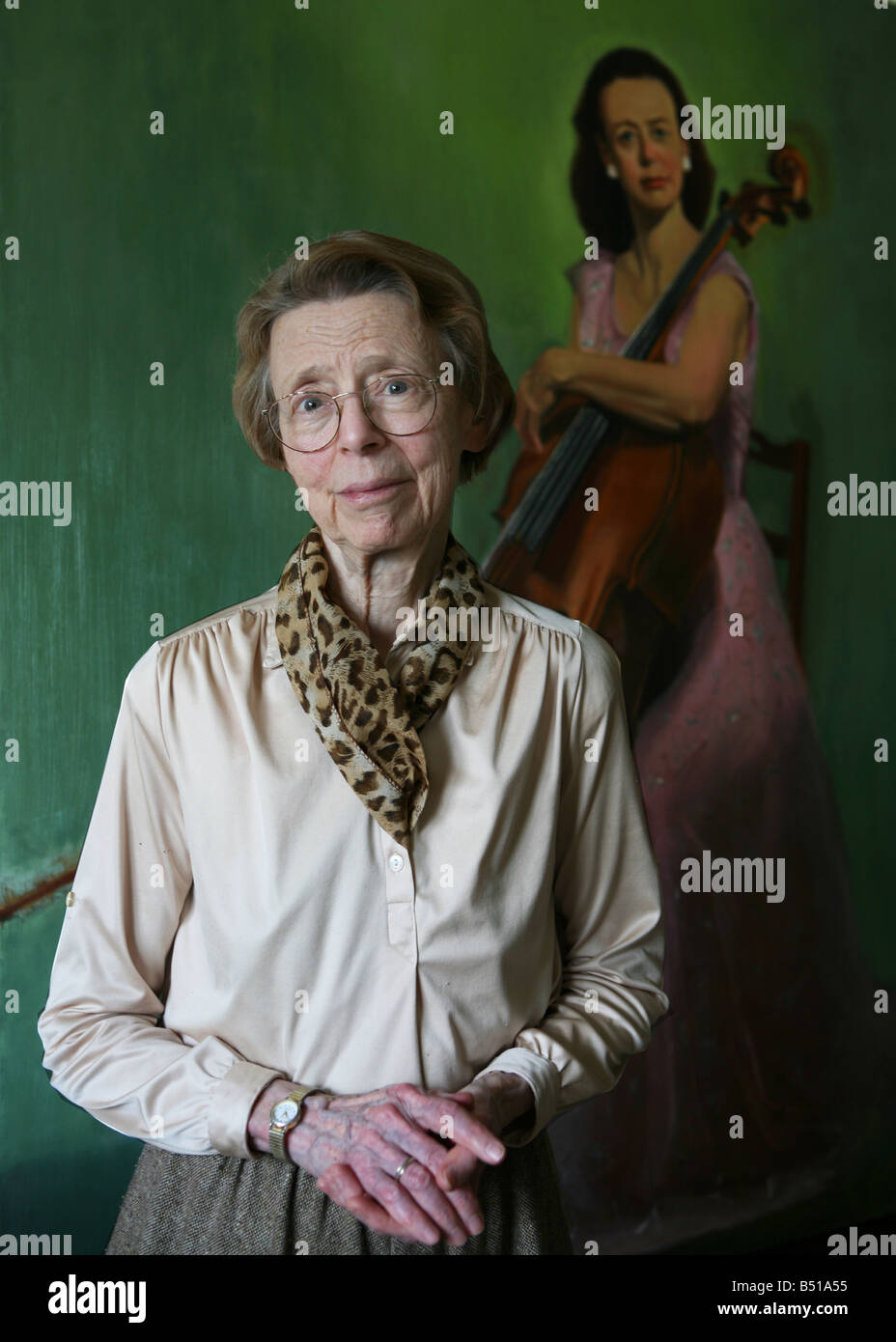 Donna anziana violoncellista con la pittura di olio dai suoi giovani anni Foto Stock