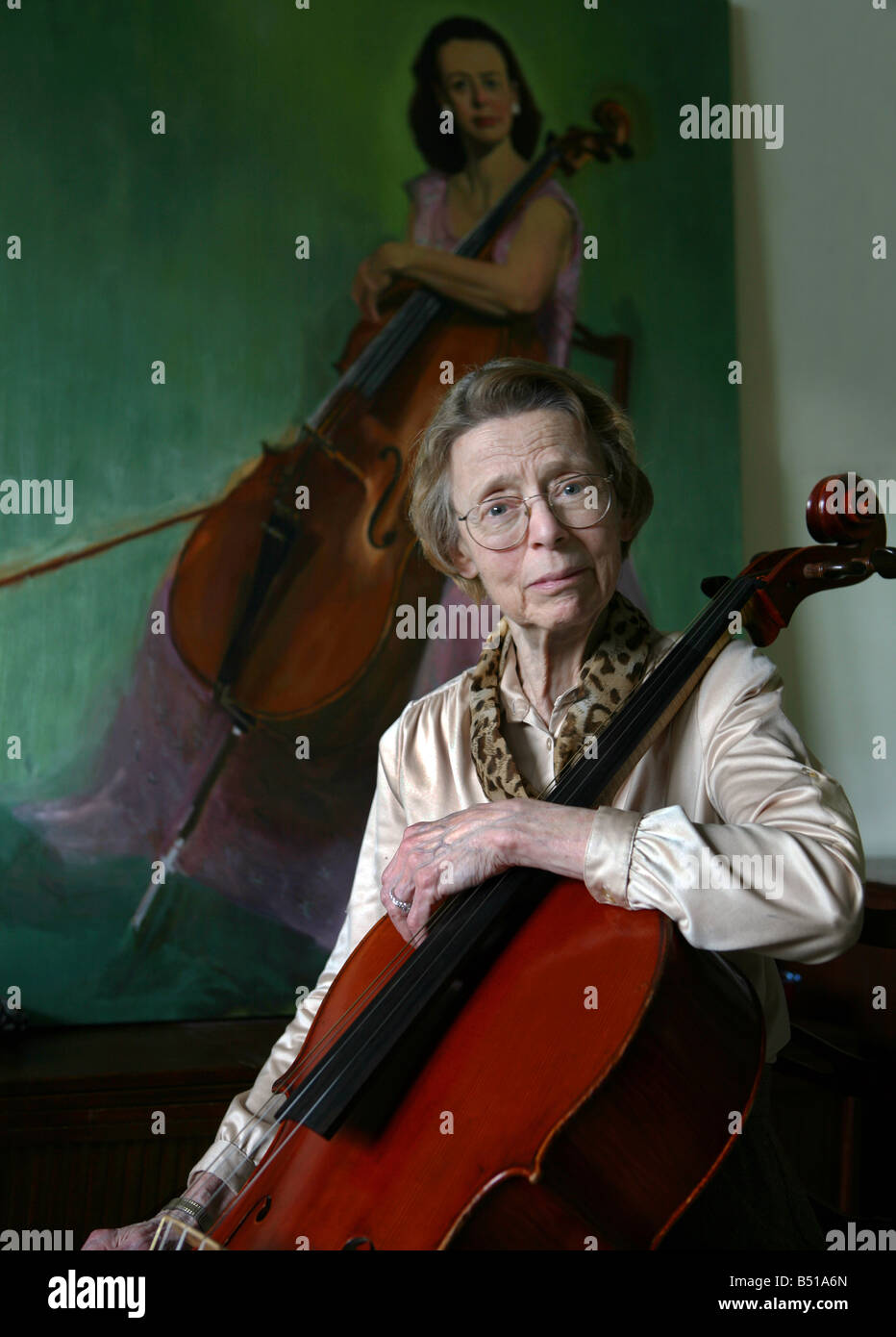 Donna anziana violoncellista con la pittura di olio dai suoi giovani anni Foto Stock