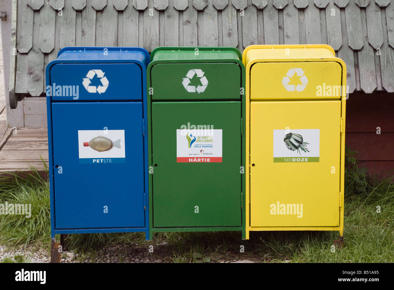 La Romania Europa tre codice colore blu verde giallo cassonetti per il riciclaggio di carta di plastica e metallo Foto Stock