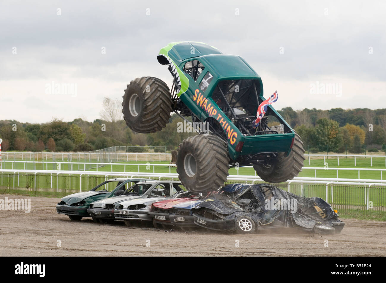 Monster truck grandi ruote camion suv suv offroader 4 da quattro 4X4 bigfoot jump jumping frantumazione frantumazione automobili auto frantumato intrattenere Foto Stock