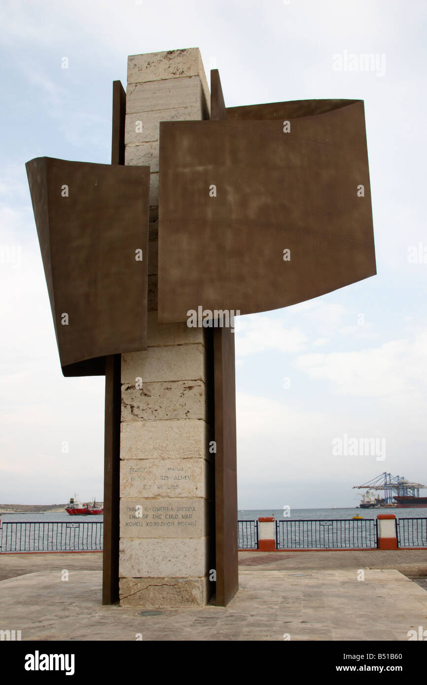 Il " fine della guerra fredda' monumento a Birzebugga, Malta. Foto Stock