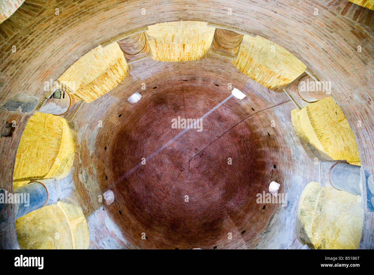 Rotonda chiesa di Mantova, Italia - la vista della cupola dall'interno Foto Stock