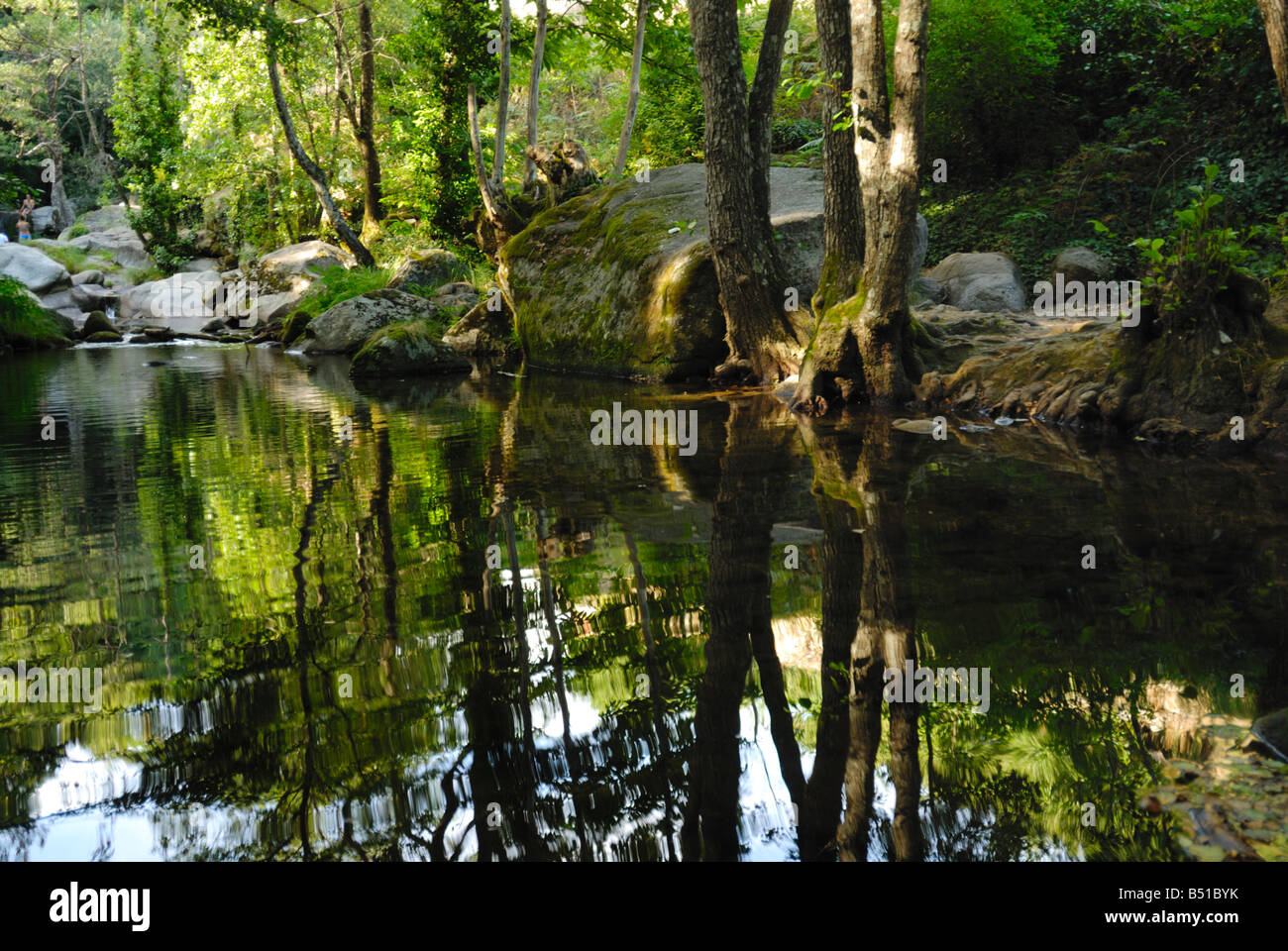 Ruscello di montagna presso il villaggio di Garganta la Olla, Estremadura, Spagna Foto Stock