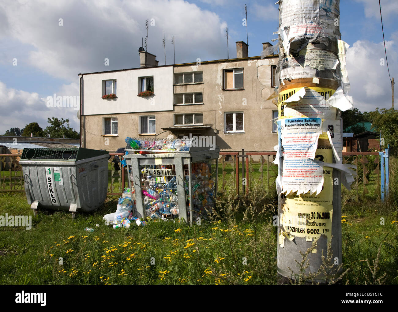 Area di riciclaggio e di manifesti stracciati esterno costruito in cemento appartamenti Glowczyce Polonia Foto Stock