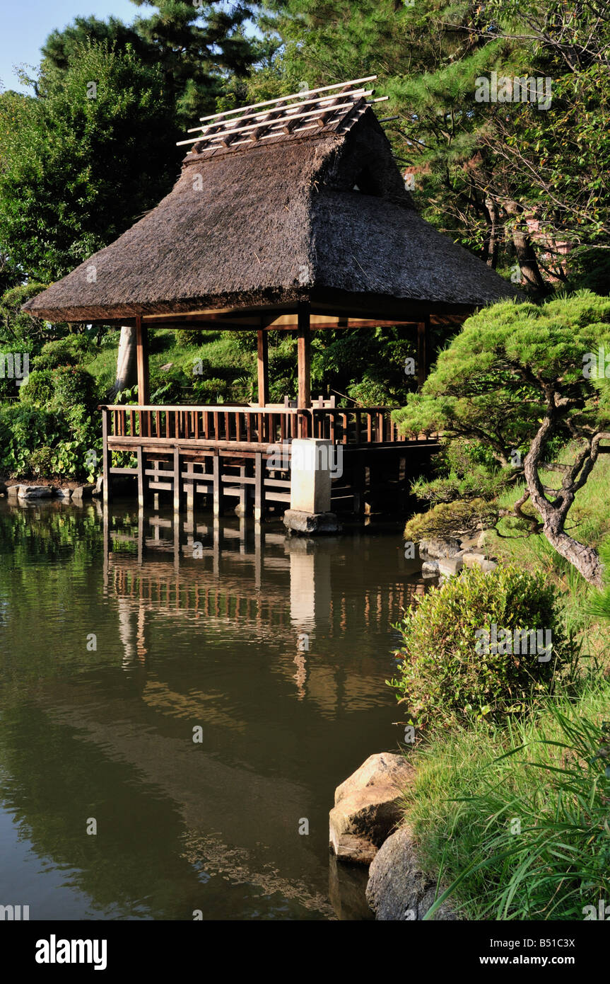 Pagoda a bordo dell'acqua in corrispondenza di Shukkeien giapponese cir cular passeggiata giardino, Hiroshima, Giappone 6/7 Foto Stock