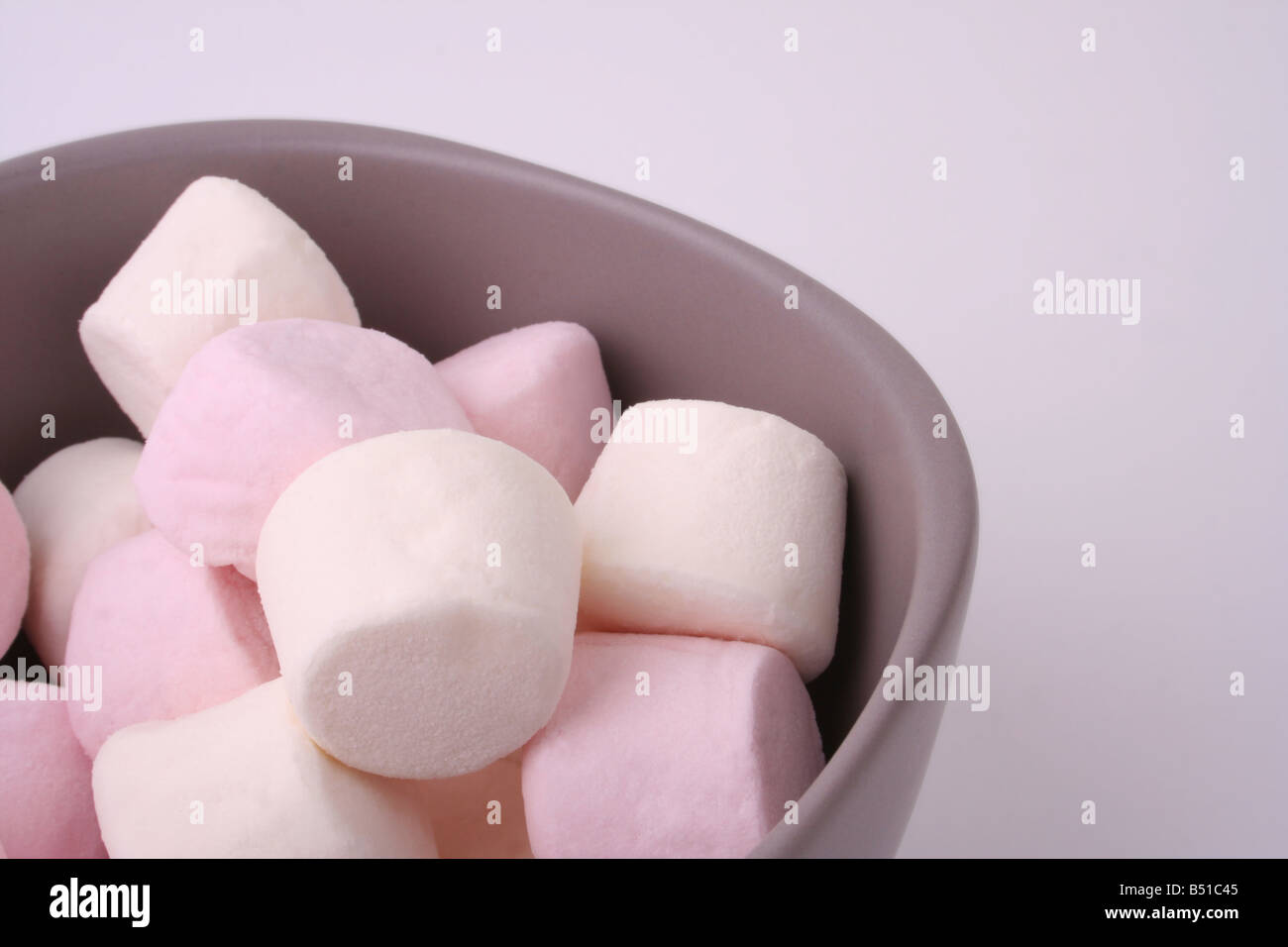 Una ciotola di marshmallows Foto Stock