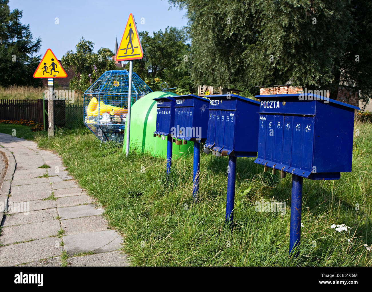 Postboxes in plastica e vetro di riciclo del punto di raccolta nel villaggio di Polonia Foto Stock Postboxes in plastica e vetro di riciclo del punto di raccolta nel villaggio di Polonia Foto Stock