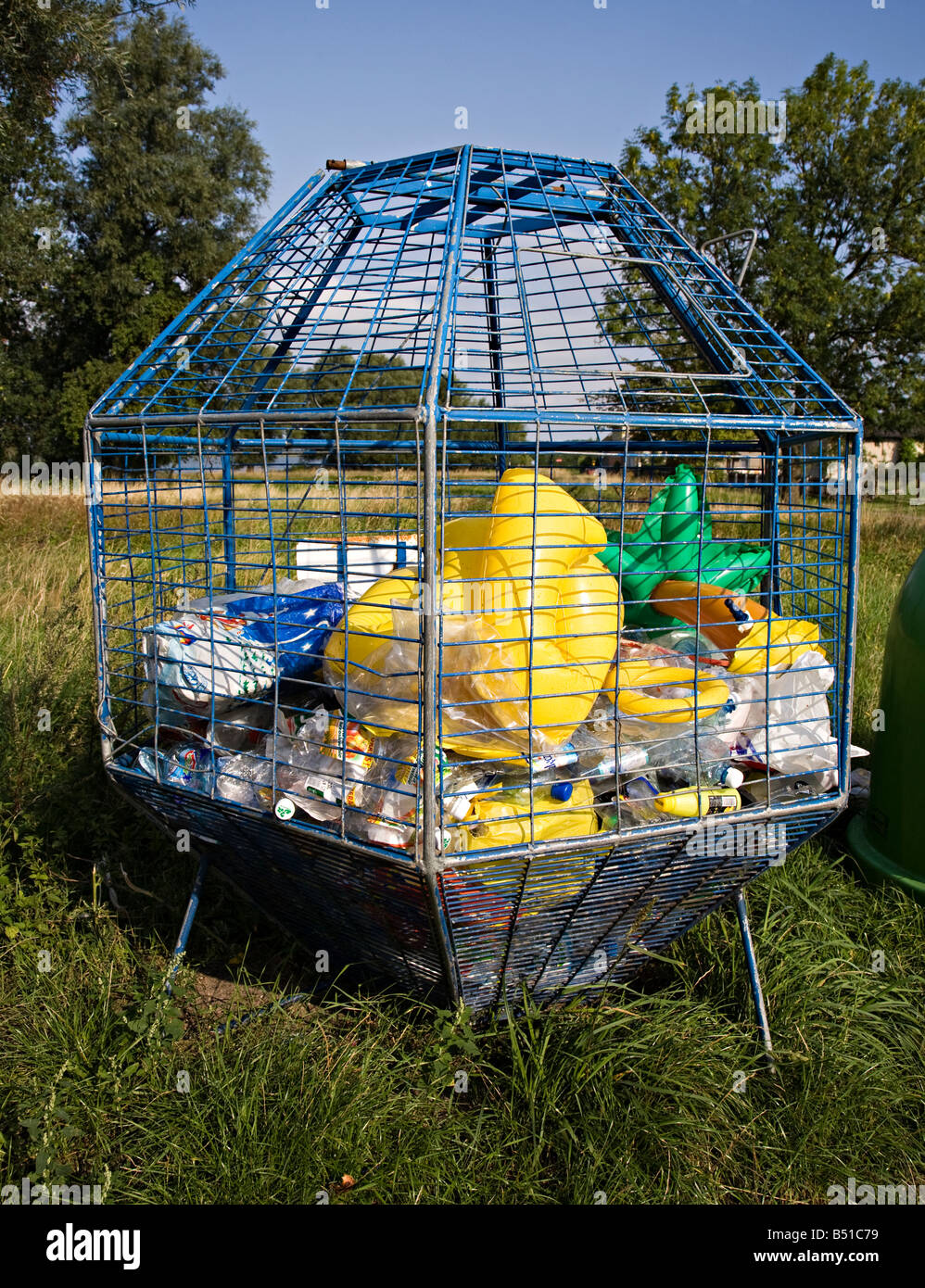 Riciclaggio di plastica punto di raccolta nel villaggio di Polonia Foto Stock Riciclaggio di plastica punto di raccolta nel villaggio di Polonia Foto Stock