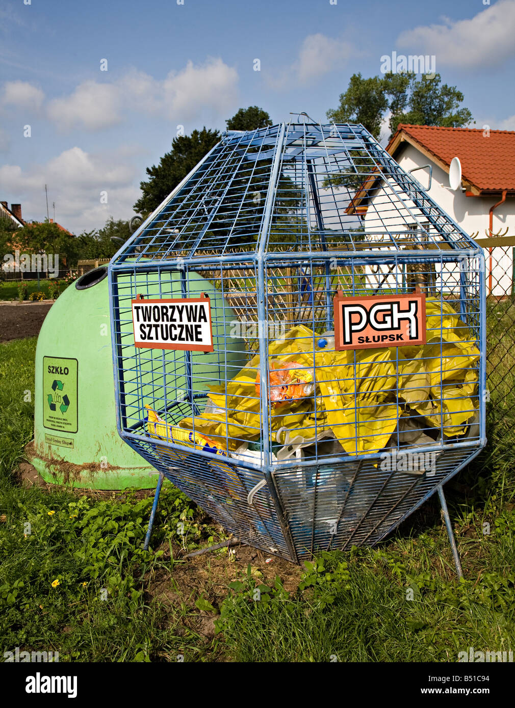 Plastica e vetro di riciclo del punto di raccolta nel villaggio di Polonia Foto Stock Plastica e vetro di riciclo del punto di raccolta nel villaggio di Polonia Foto Stock