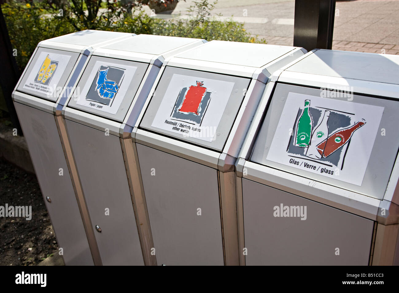Separare il riciclaggio dei rifiuti le caselle in servizi autostradali in Germania Foto Stock