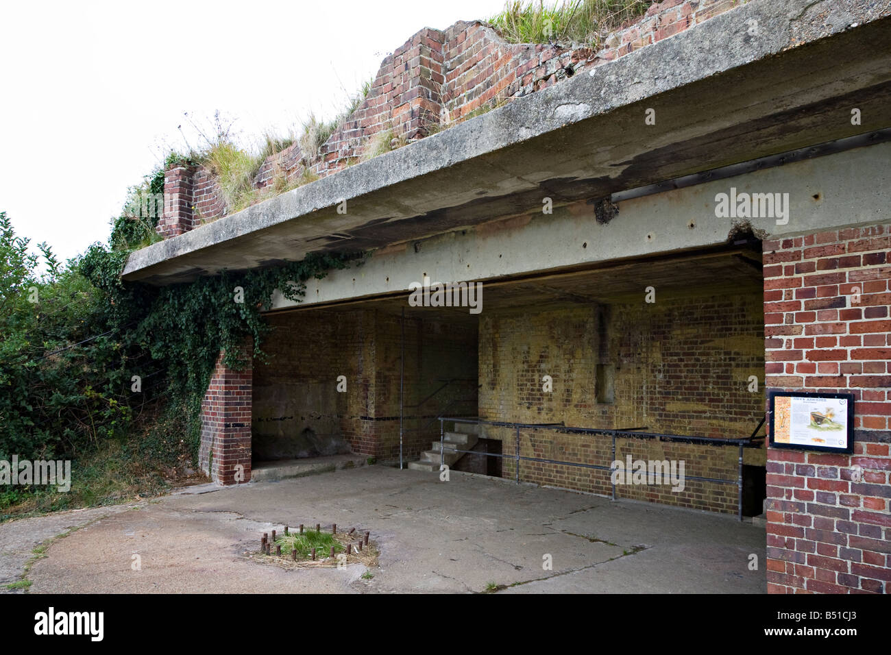 Montaggio della pistola e ammortizzatore con camuffati ondulata sopra in muratura Western Heights Dover Inghilterra Foto Stock