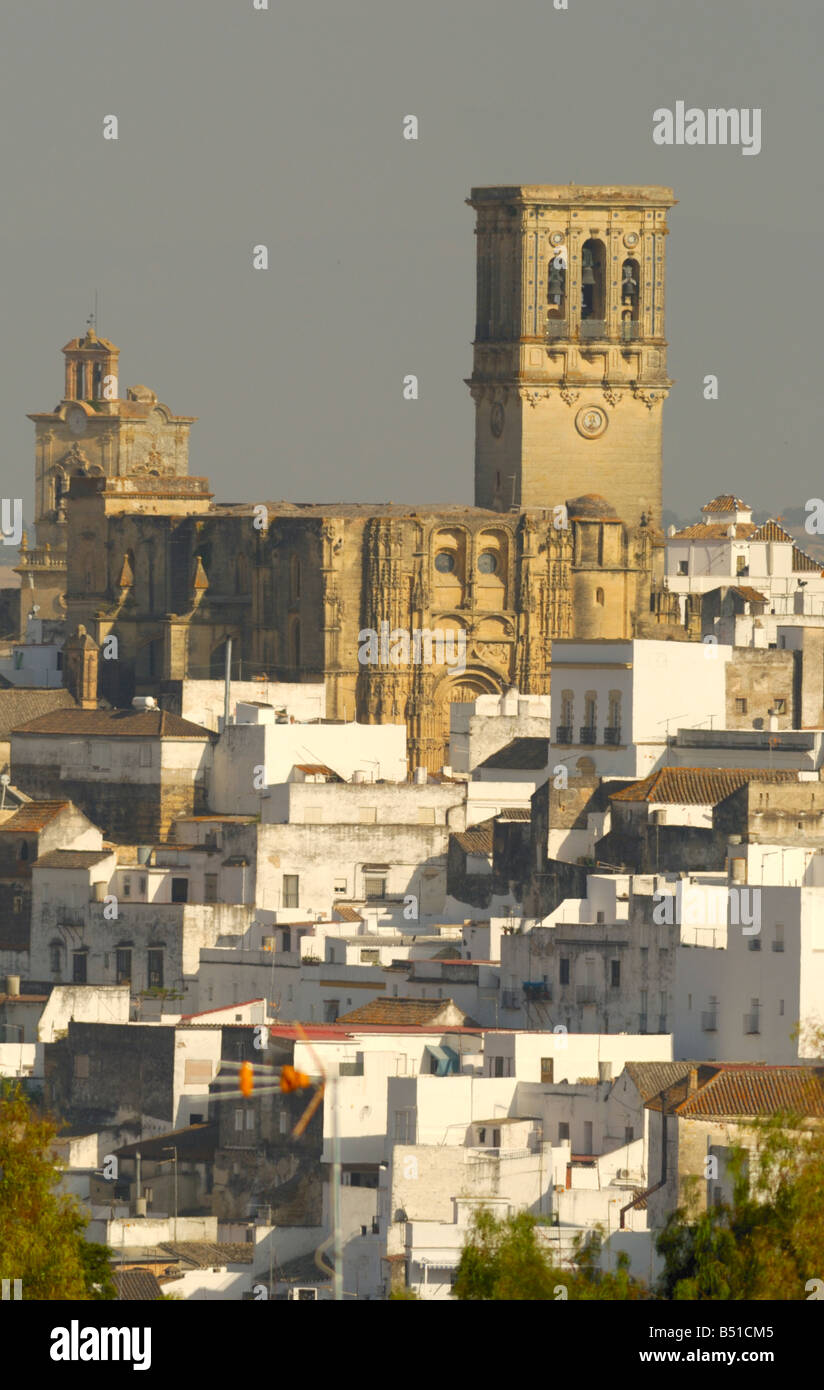 La Iglesia de Santa María de la Asunción, con la Iglesia de San Pedro in background, Arcos de la Frontera, Andalusia, Spagna Foto Stock