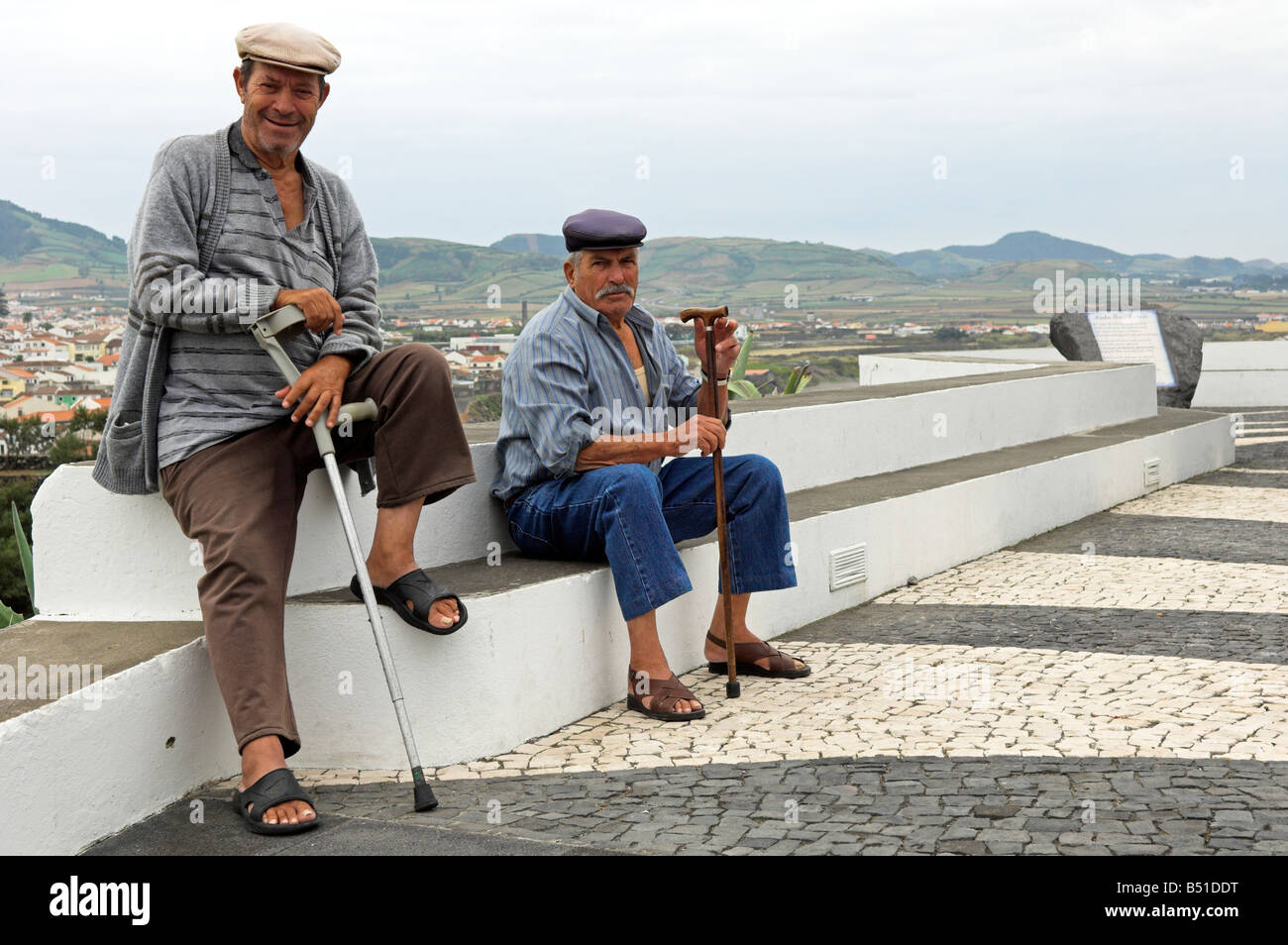 Due uomini anziani seduti con bastoni da passeggio a minha viewpoint costa nord dell'isola di Sao Miguel Azzorre Foto Stock