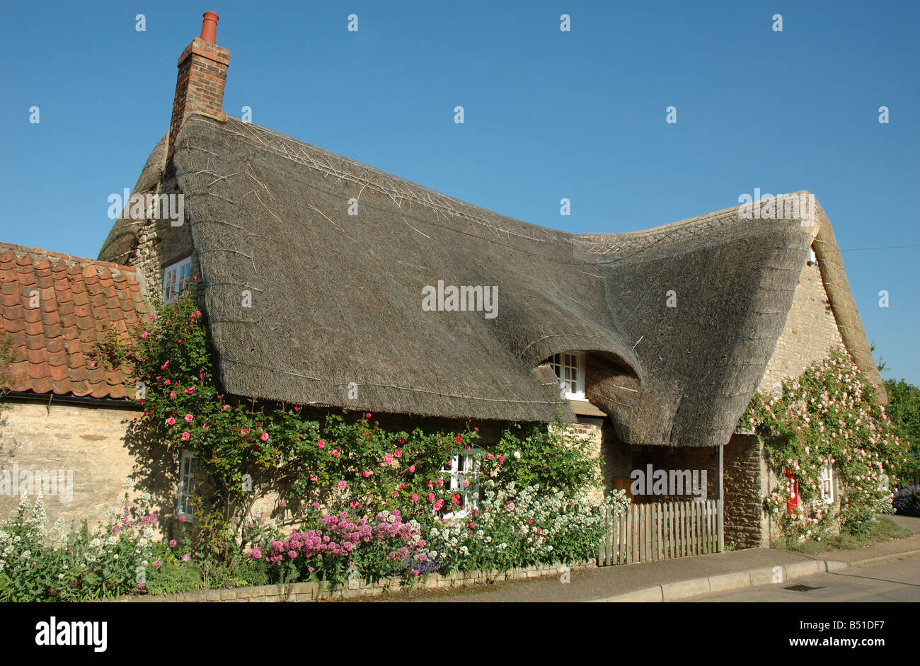 Tradizionale cottage con il tetto di paglia, Slipton, Northamptonshire, England, Regno Unito Foto Stock