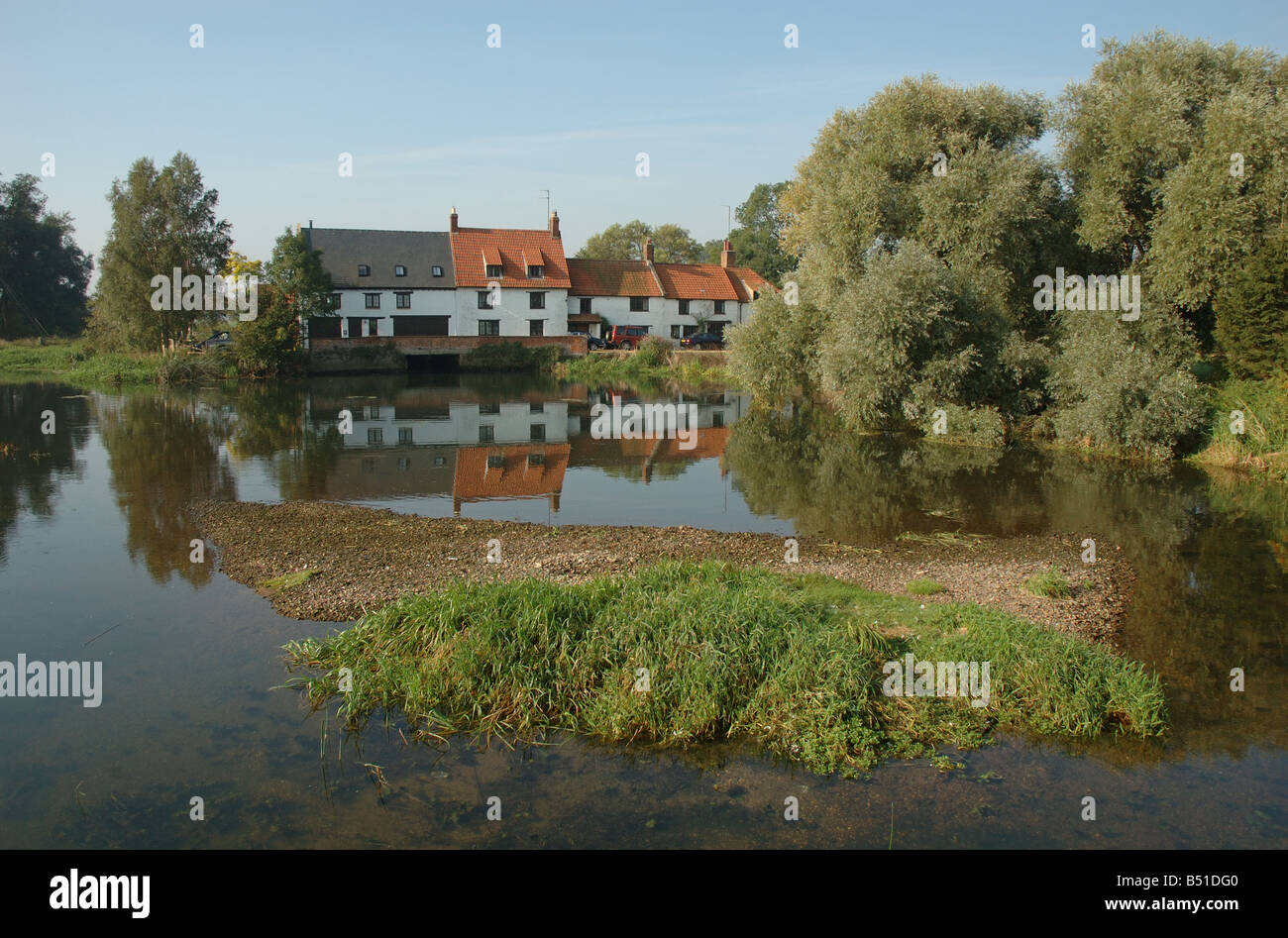 Il mulino a Hardwater attraversando il fiume Nene, Northamptonshire, England, Regno Unito Foto Stock